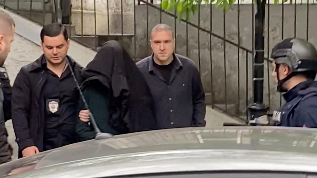 El presunto autor del tiroteo durante su detención.