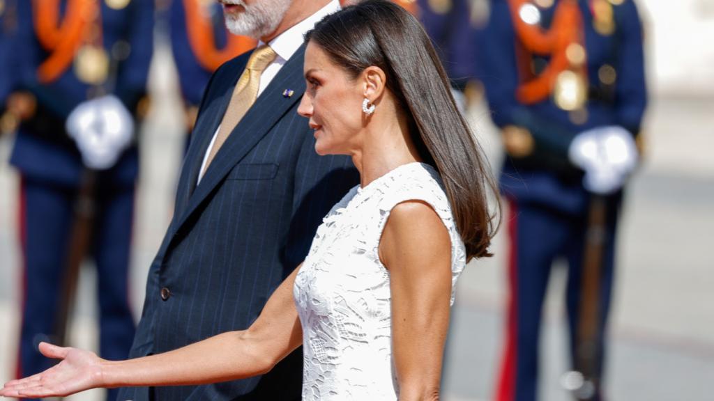 La reina Letizia con los pendientes de las 'Top 100' (GTRES)