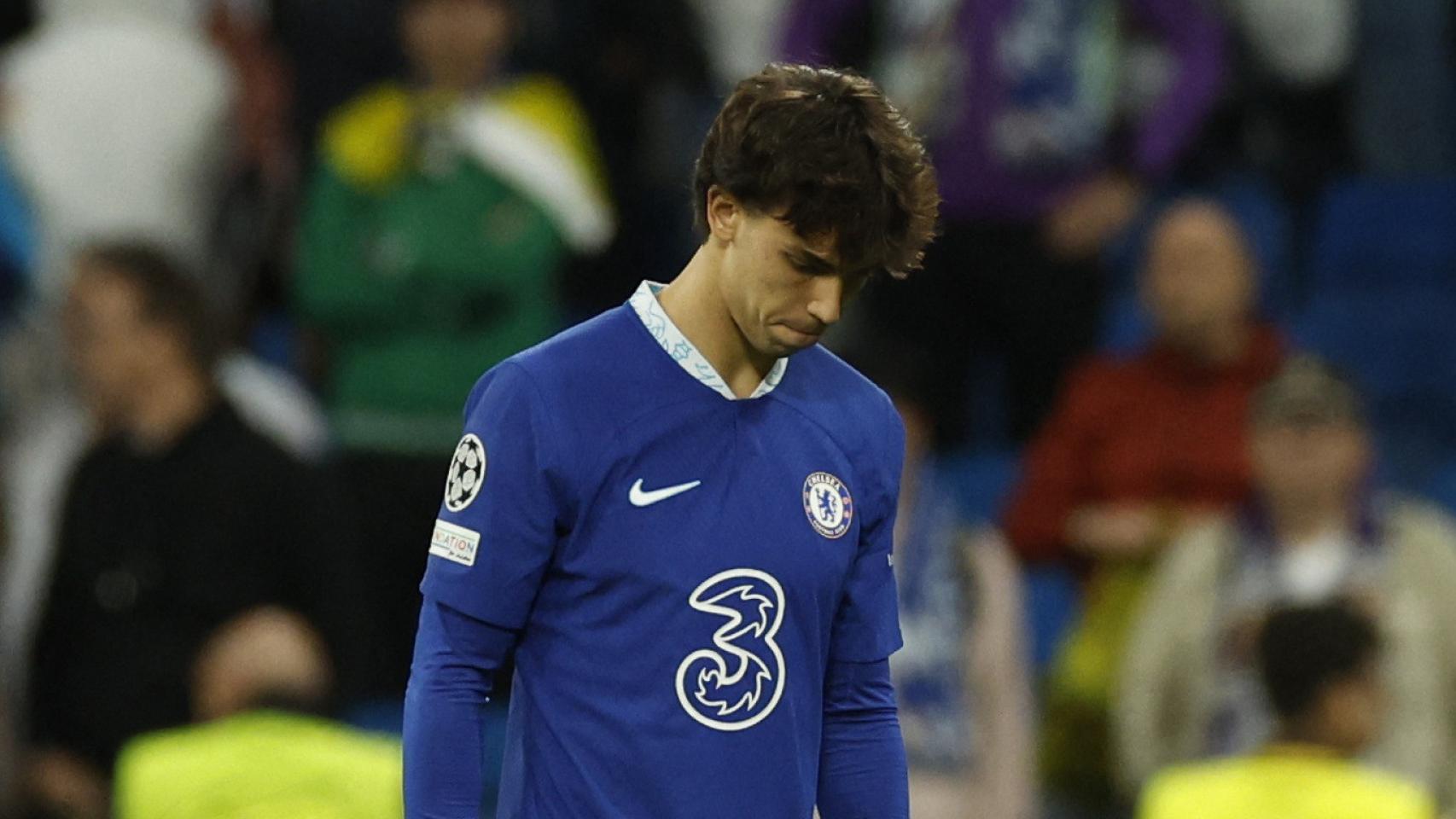 Joao Félix, cabizbajo sobre el terreno de juego.