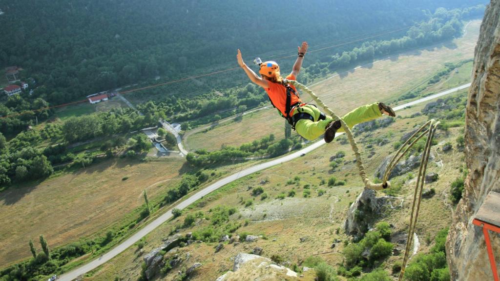 Imagen de archivo de una persona haciendo puenting.
