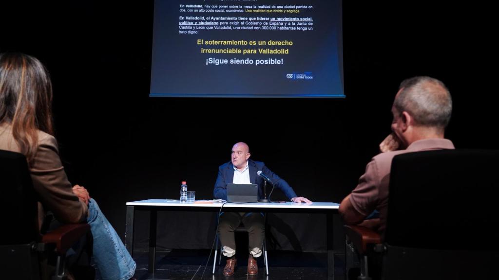 El candidato del Partido Popular a la Alcaldía de Valladolid, Jesús Julio Carnero,  presenta su proyecto de soterramiento
