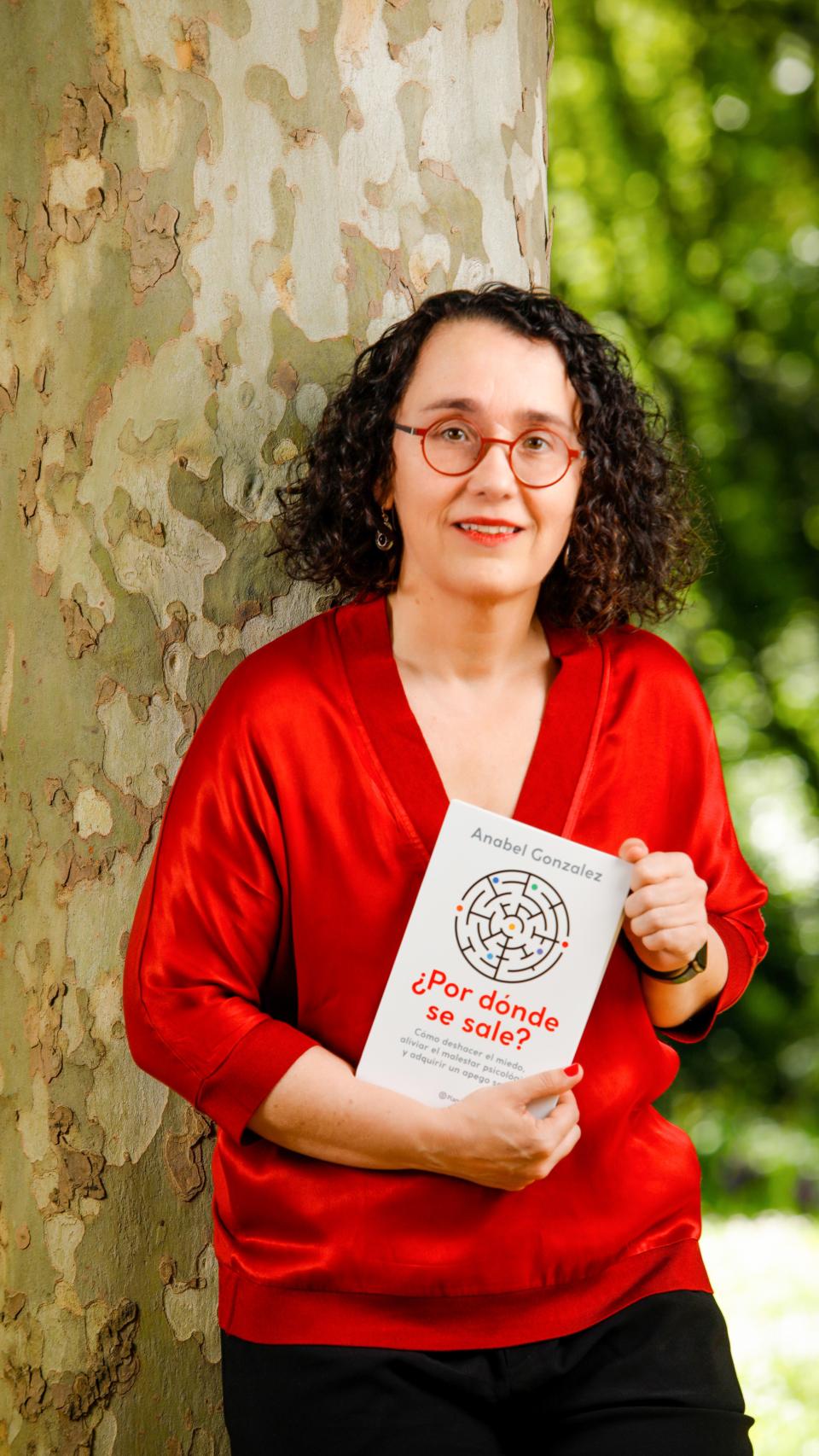 Anabel González con su nuevo libro.
