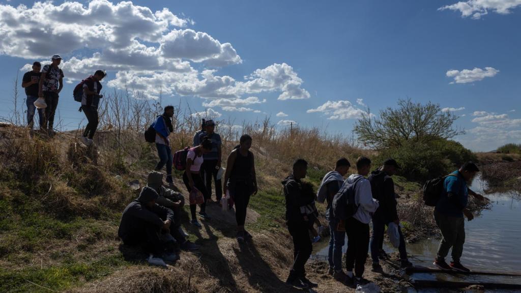 Migrantes venezolanos cruzan el Río Grande para entregarse a las autoridades de EEUU, el 10 de abril.