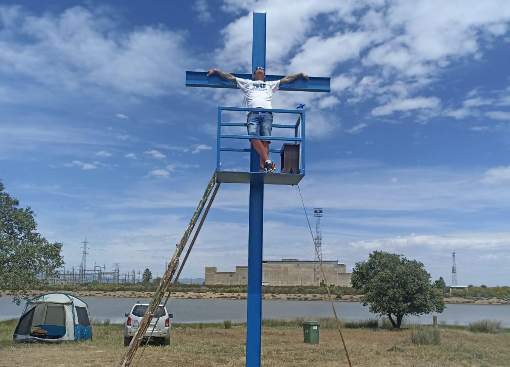 David Pravos 'crucificado' en su cruz improvisada frente a la vieja central nuclear de Valdecaballeros, en Badajoz