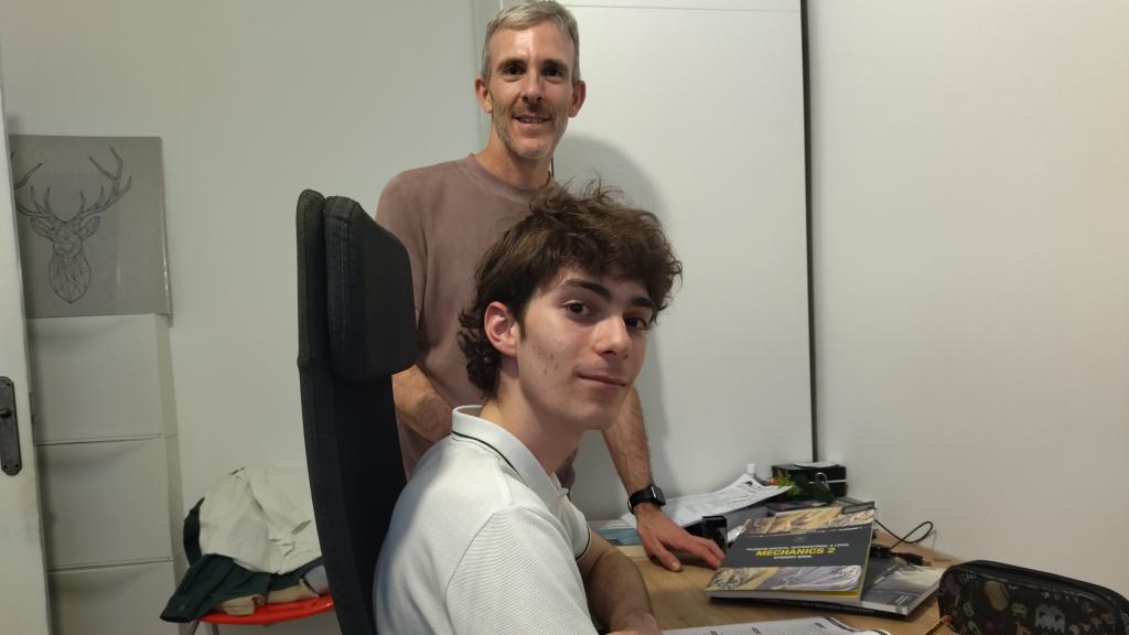 José Antonio, el padre de Bruno, este miércoles, en su domicilio de Alcantarilla, charlando con su hijo mientras hace los deberes.