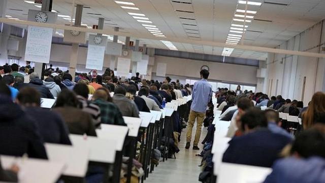 Un examen de oposiciones, en imagen de archivo.