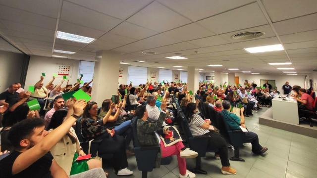 La asamblea de las Hogueras de Alicante celebrada este martes.