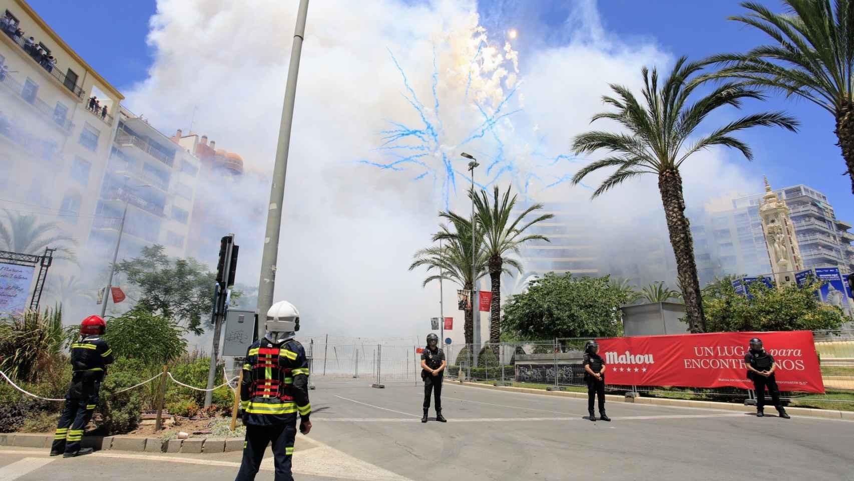 Un momento del Concurso de Mascletàs de Alicante del año pasado.