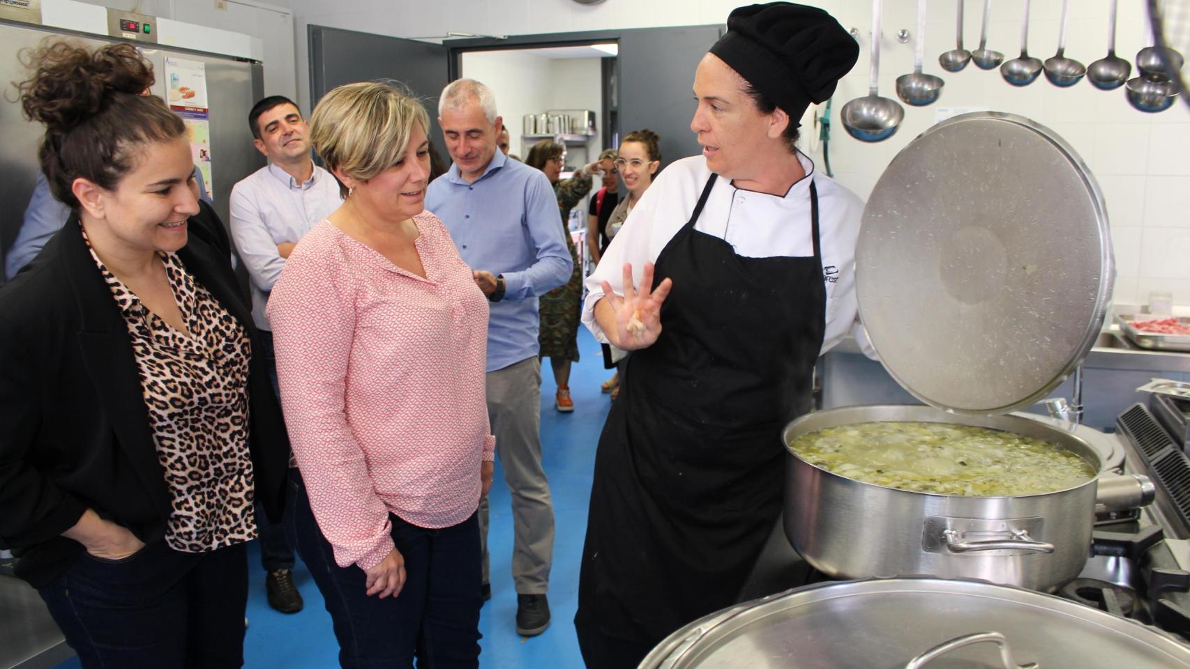 Un momento de la visita de la consellera Tamarit al CEIP San Roque de Alicante.