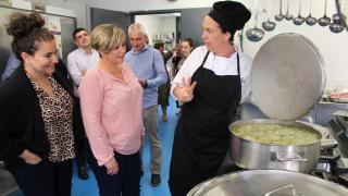 Un momento de la visita de la consellera Tamarit al CEIP San Roque de Alicante.