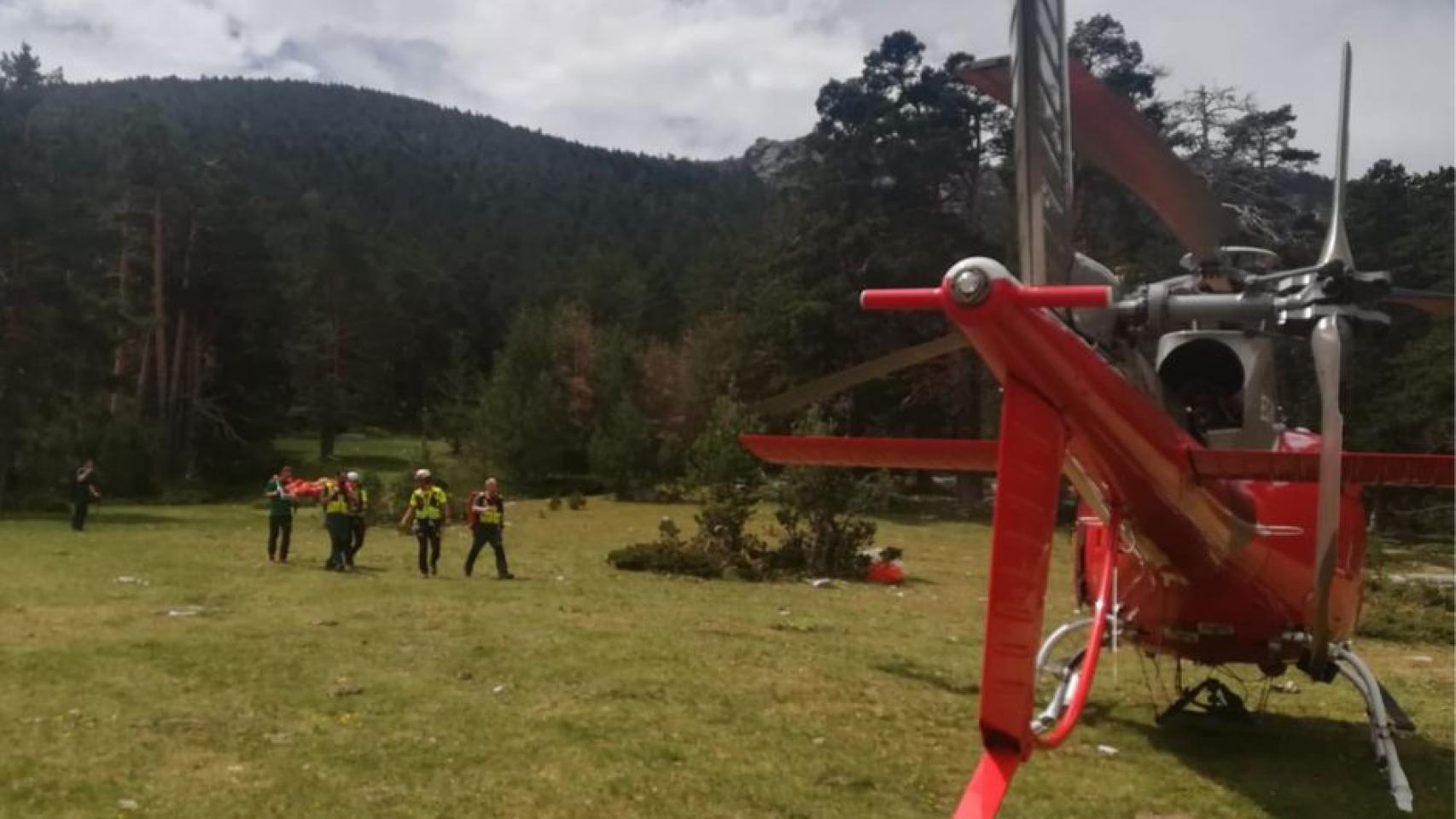 El Grupo de Rescate auxiliando a la mujer herida en el camino Schmidt de Segovia