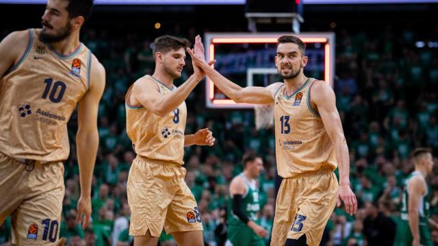 Satonransky choca la mano con un compañero.