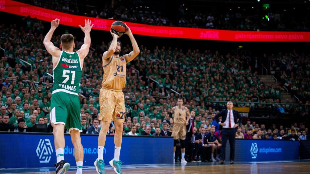 Abrines realiza un lanzamiento a canasta.