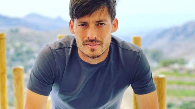 David Silva junto a varias botellas de vino