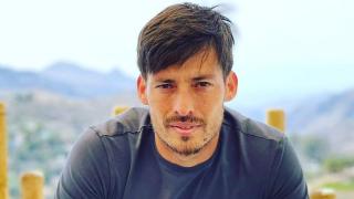 David Silva junto a varias botellas de vino