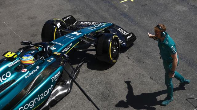 El Aston Martin de Fernando Alonso sale del box.