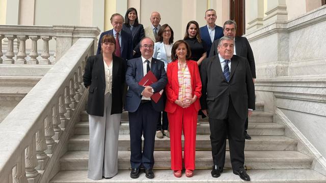 Ana Santos Aramburo, directora de la Biblioteca Nacional de España, y Miquel Iceta, ministro de Cultura y Deporte, en el centro de una instantánea tomada en la sesión ordinaria del Pleno del Real Patronato de la BNE. Foto: Ministerio de Cultura y Deporte