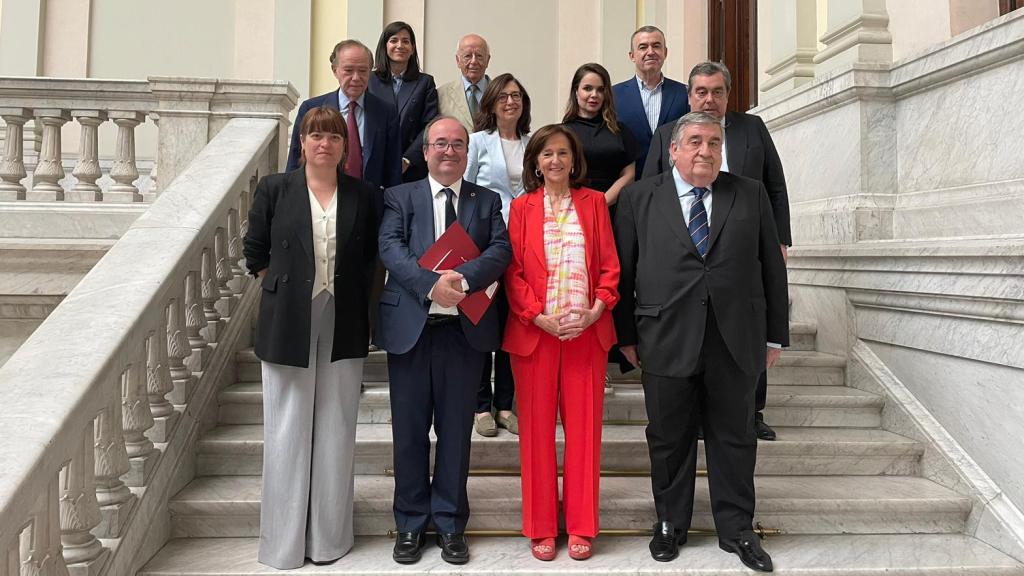 Ana Santos Aramburo, directora de la Biblioteca Nacional de España, y Miquel Iceta, ministro de Cultura y Deporte, en el centro de una instantánea tomada en la sesión ordinaria del Pleno del Real Patronato de la BNE. Foto: Ministerio de Cultura y Deporte