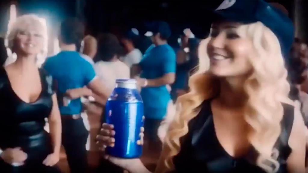 Las manos en esta captura del vídeo comercial