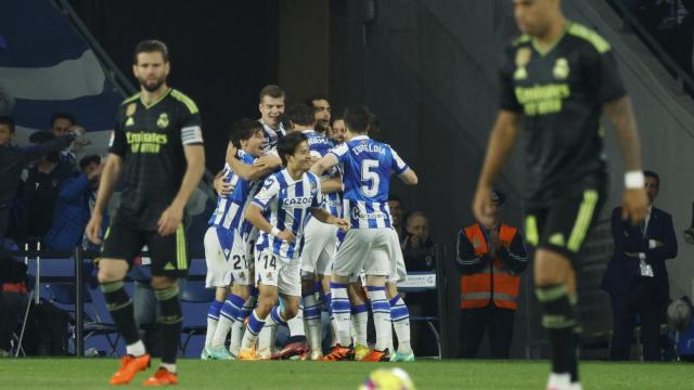 Piña de los jugadores de la Real Sociedad para celebrar el gol de Take Kubo