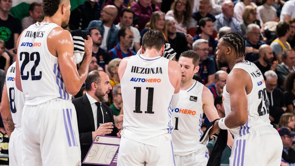 Los jugadores del Real Madrid de baloncesto reciben indicaciones de Chus Mateo