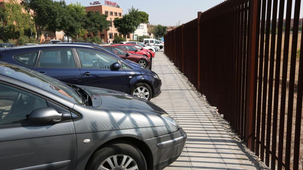 Varios coches aparcados en la ciudad de Toledo.