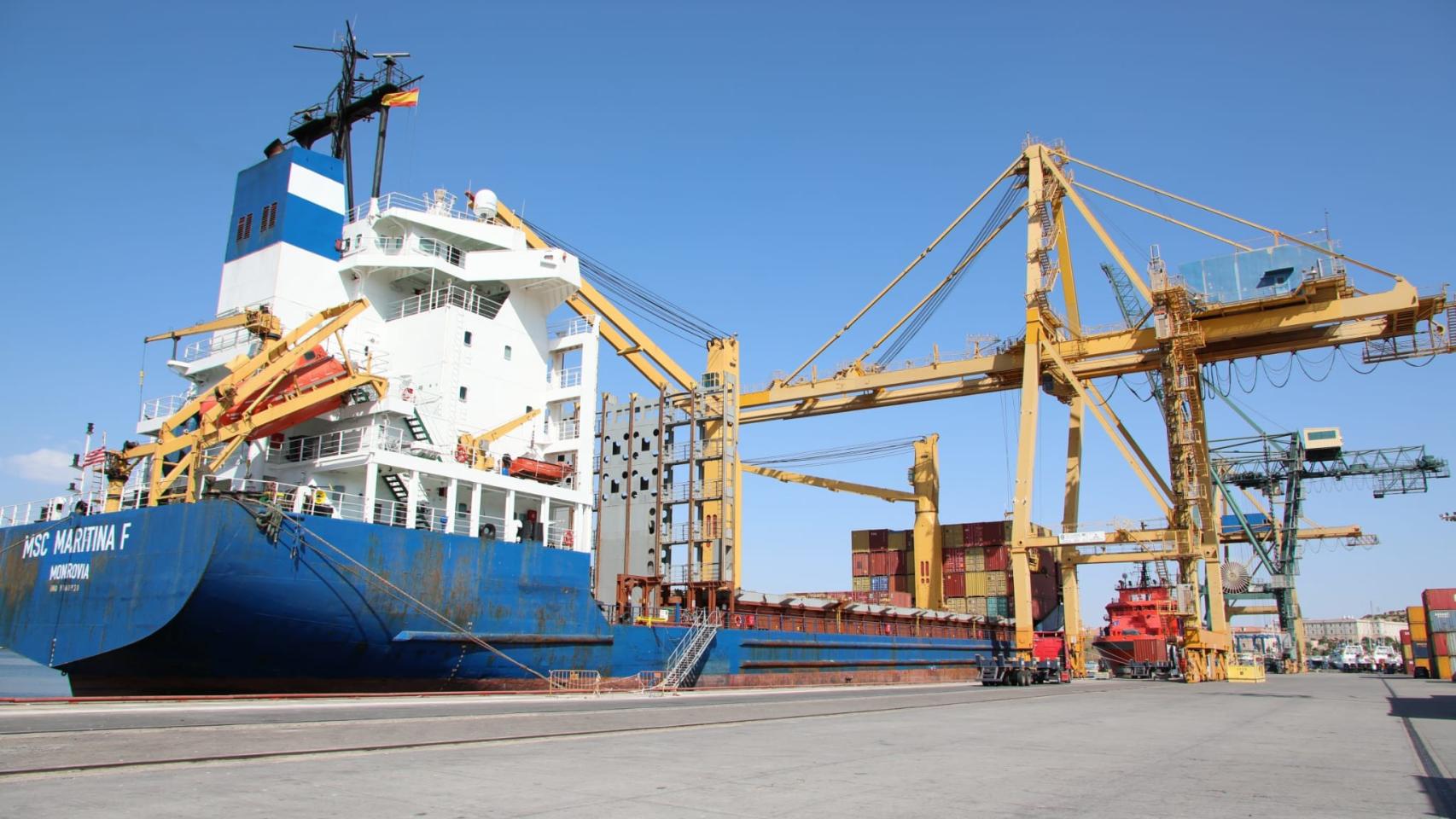 Un buque cargando contenedores en el puerto de Cartagena.