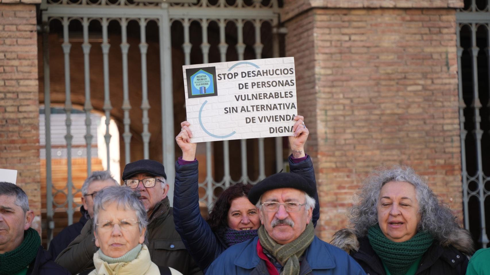 Una mujer levanta una pancarta en una concentración de la Plataforma de Afectados por la Hipoteca (PAH).
