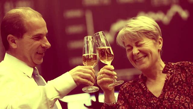 Dos inversores durante la última sesión del año en la Bolsa de Fráncfort.