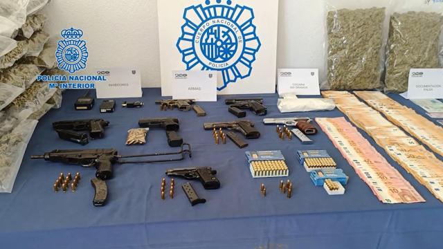 Armas, dinero y marihuana incautadas en la operación.