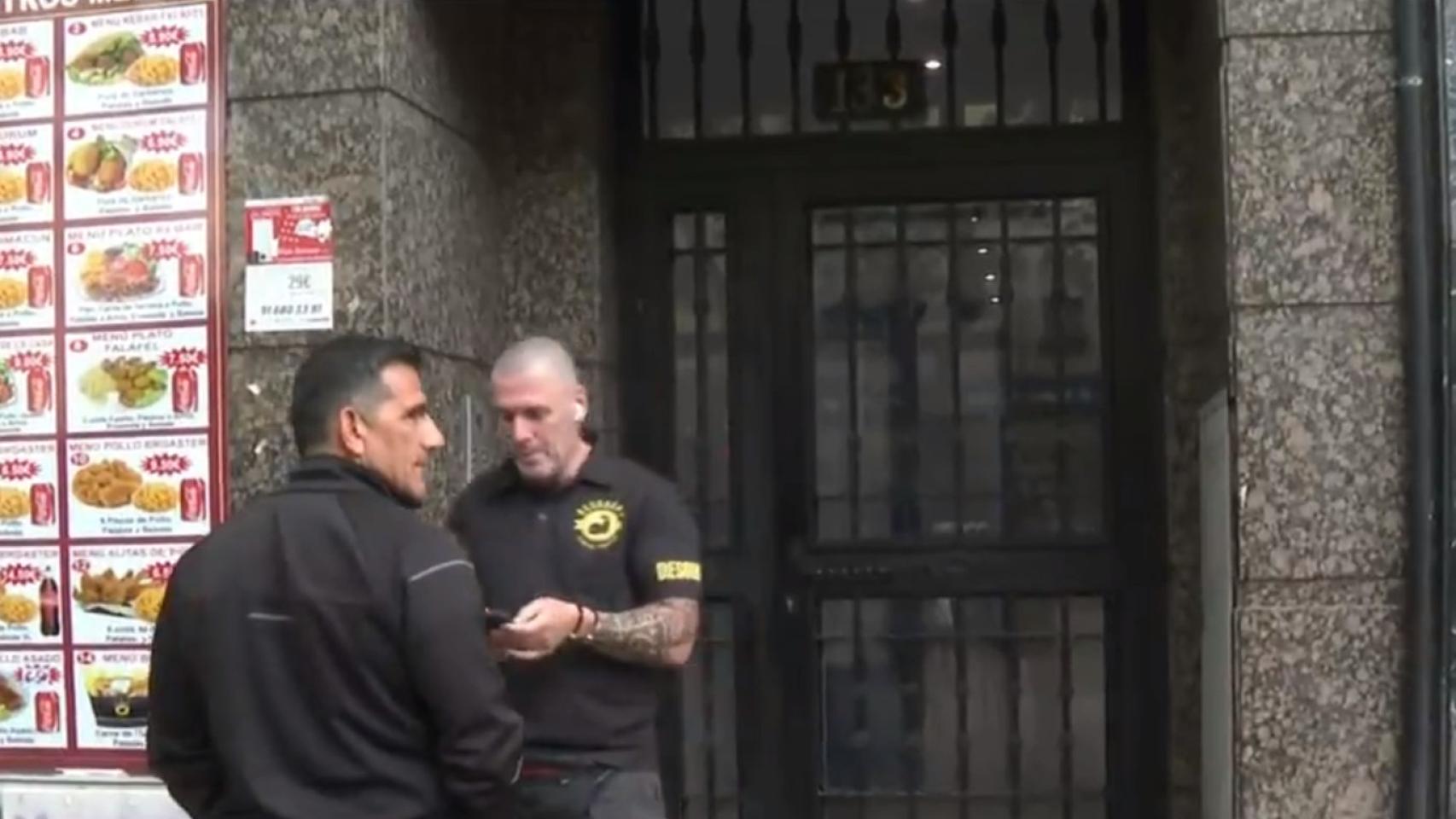 Daniel Esteve y uno de sus empleados a las puertas del burdel okupa del Paseo de las Delicias.