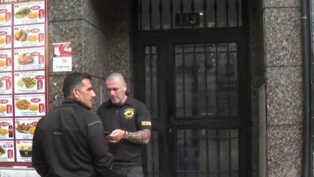 Daniel Esteve y uno de sus empleados a las puertas del burdel okupa del Paseo de las Delicias.