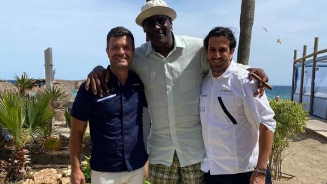 Michael Jordan posa con dos trabajadores de La Milla.