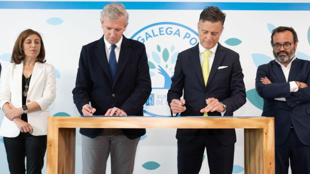 Firma de la adhesión del Grupo Nueva Pescanova a la Alianza Galega polo Clima.