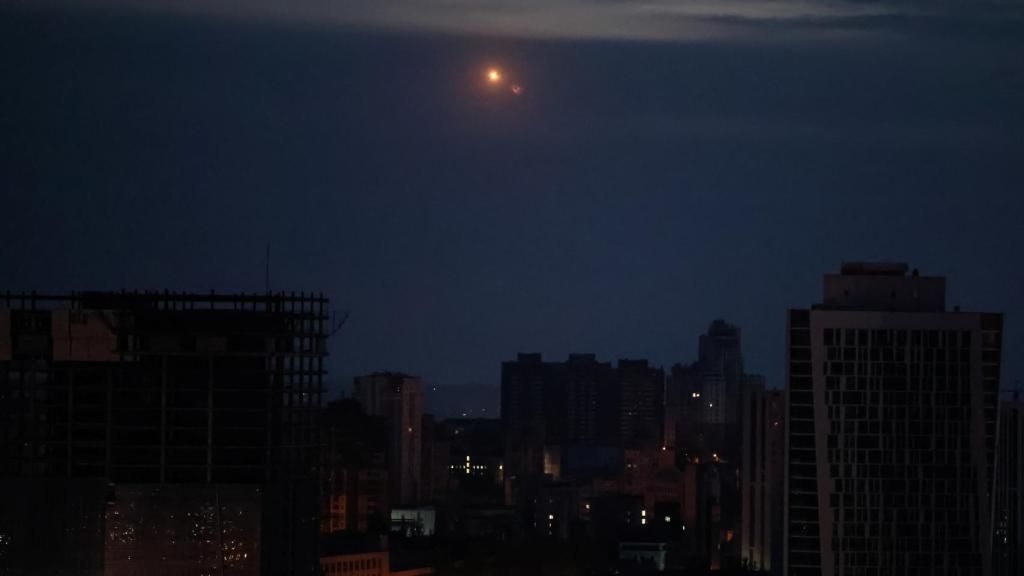 Momento en el que uno de los drones es interceptado por Ucrania sobre Kiev.