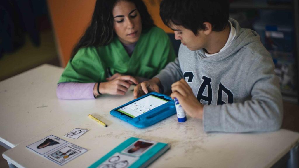 La logopeda del Colegio CEPRI, Irene Prieto, con un alumno.