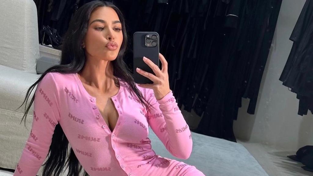 Kim Kardashian, con un mono rosa de Skims.