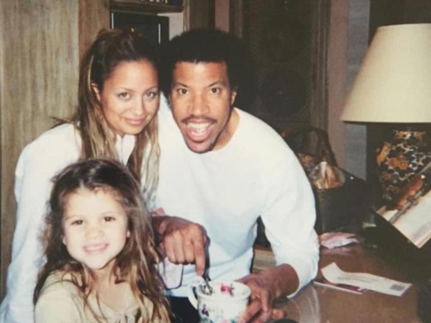 El cantante, con sus hijas Nicole y Sofía.