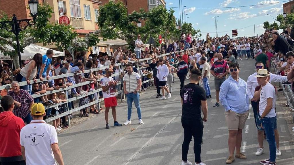 Vecinos y turistas se concentran en las calles de Medina antes de la celebración de un evento taurino
