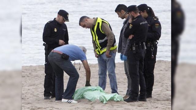 El cuerpo de la bañista, custodiado por agentes de la Policía Nacional.