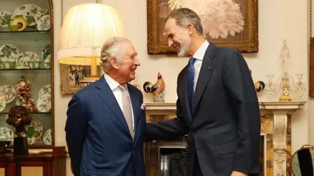 Carlos III y el rey Felipe VI.