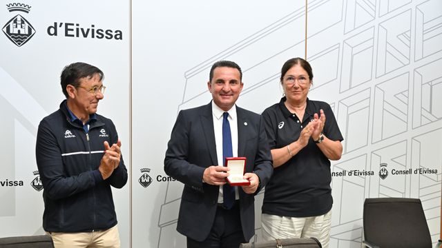 El momento en el que el alcalde de La Nucía recibe la insignia de plata.