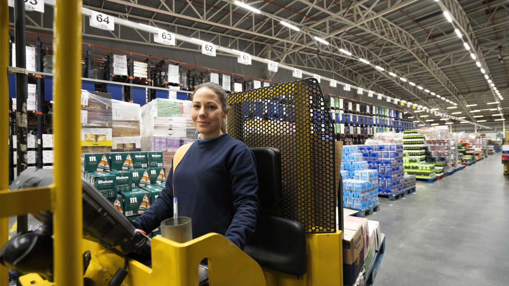 Trabajadora en el bloque logístico de San Isidro (Alicante).