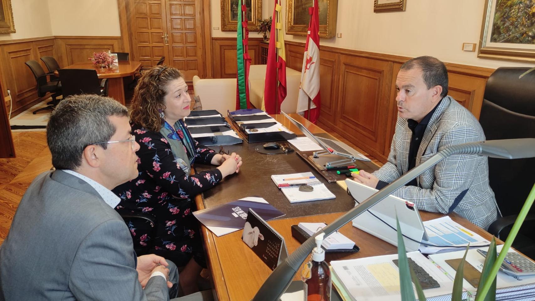 Reunión de la Diputación de Zamora y Cruz Roja por los desfibriladores
