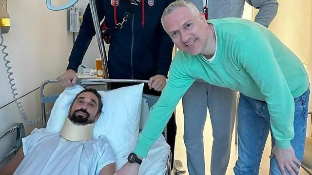 Shved, junto a varios compañeros mientras se encuentra en el hospital.