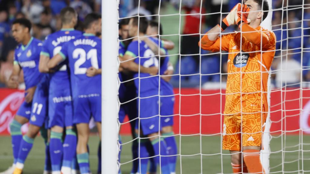 Los jugadores del Getafe celebran el gol ante la impotencia del portero del Celta.