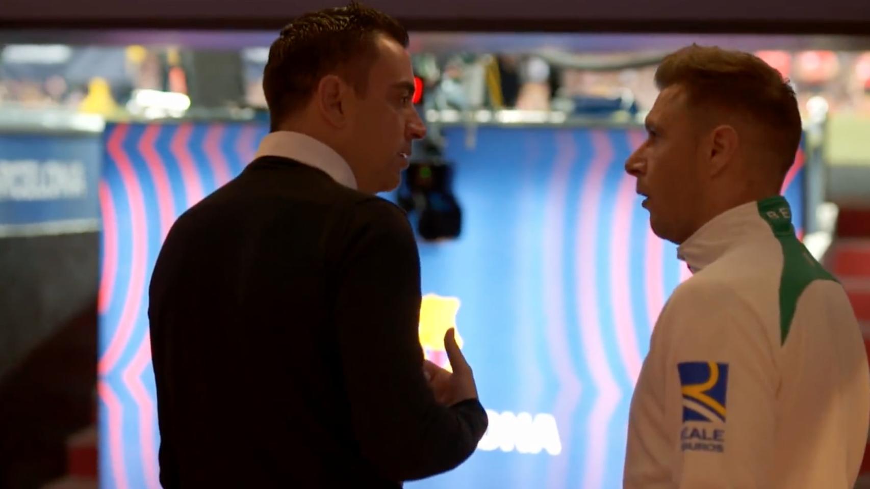 La conversación entre Xavi y Joaquín en el Camp Nou