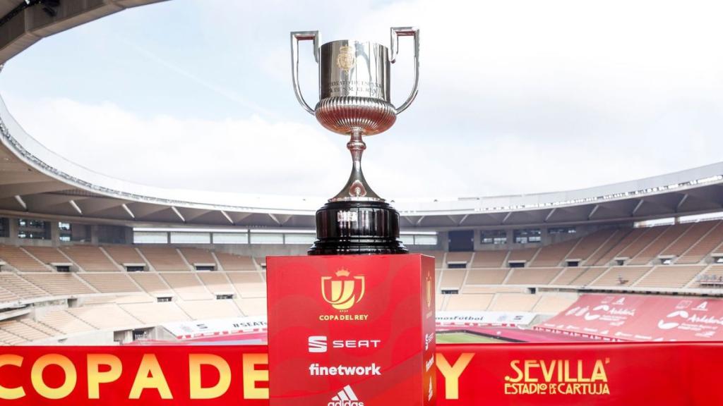 El trofeo de Copa del Rey, en el Estadio de La Cartuja.