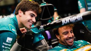 Lance Stroll, junto a Fernando Alonso mientras examinan el Aston Martin.