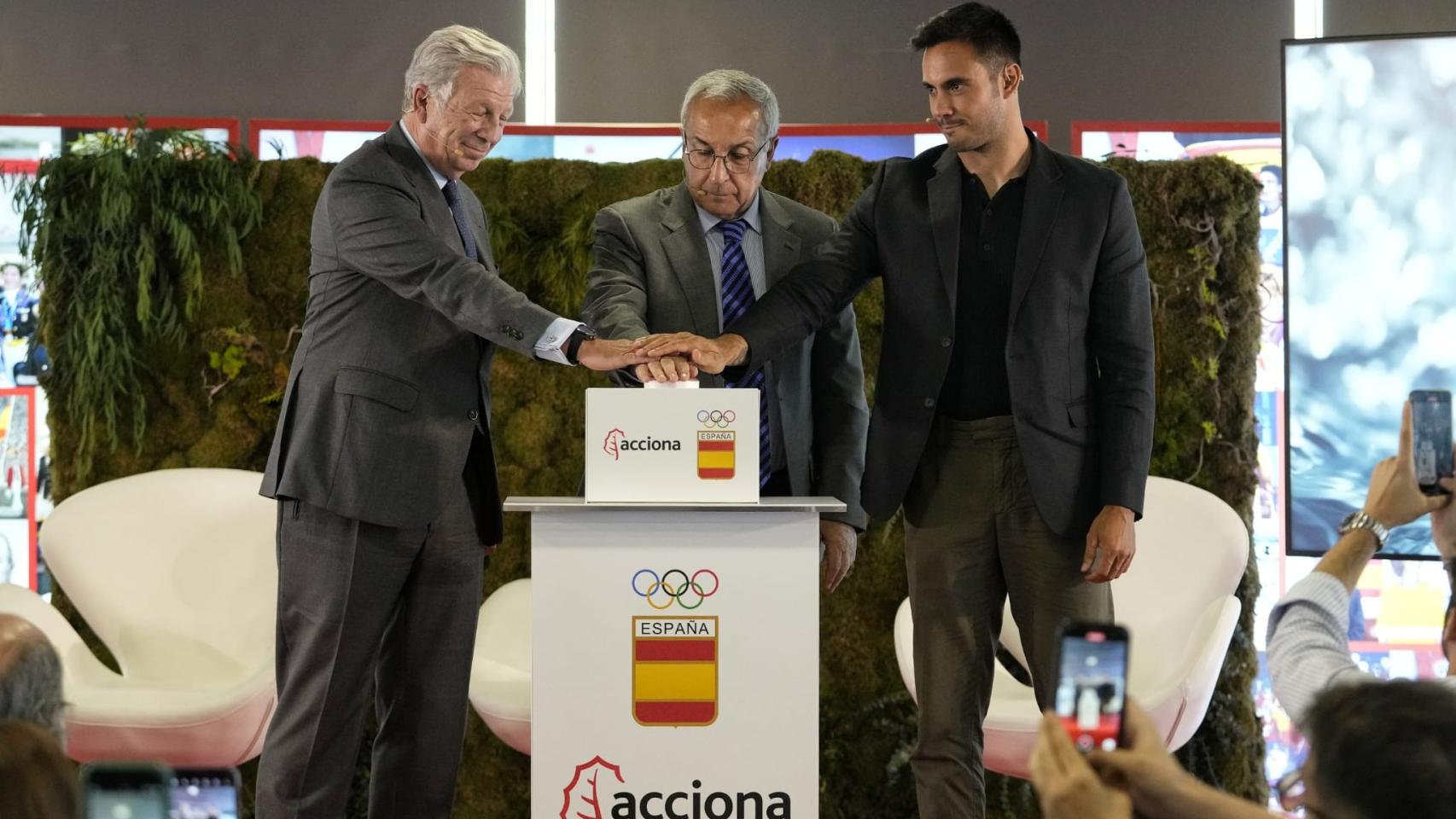 Joaquín Mollinedo, director de relaciones institucionales de Acciona, Alejandro Blanco, presidente del COE, y Rodrigo Germade, medallista olímpico.